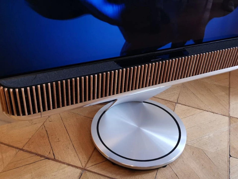 Hình ảnh chi tiết B&O Beosound Theatre Ligh Oak góc chụp 2